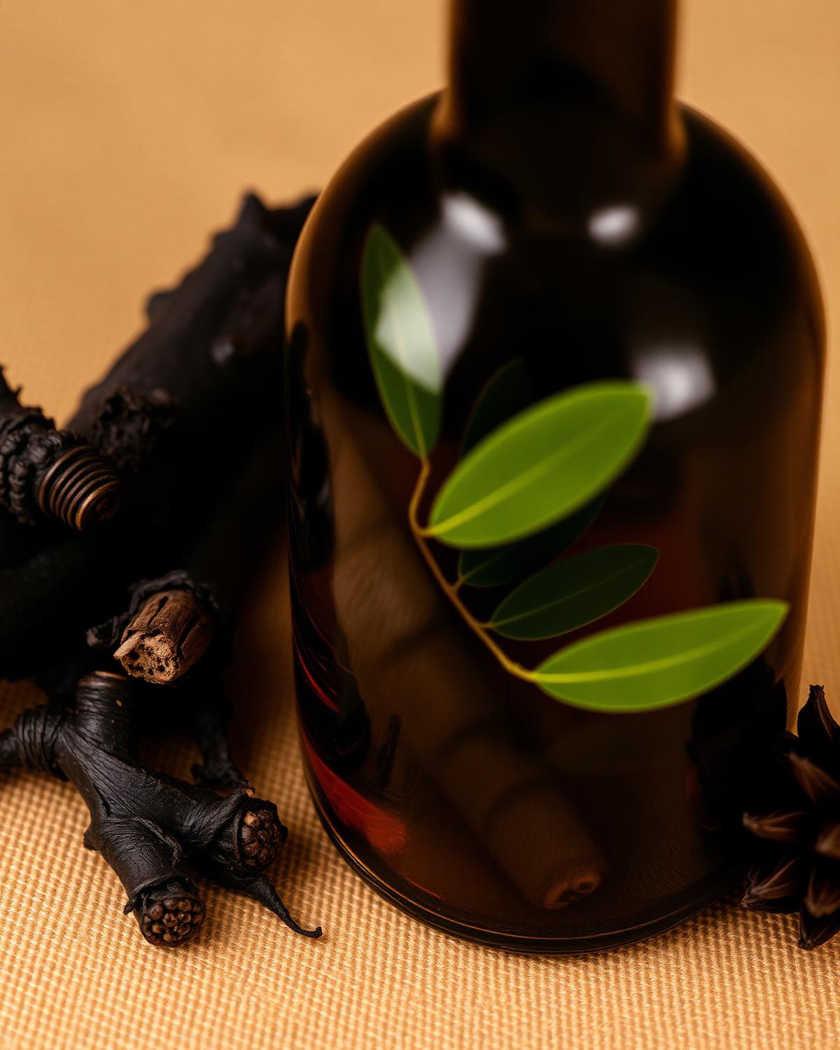 Macro de raízes e folhas botânicas em vidro âmbar